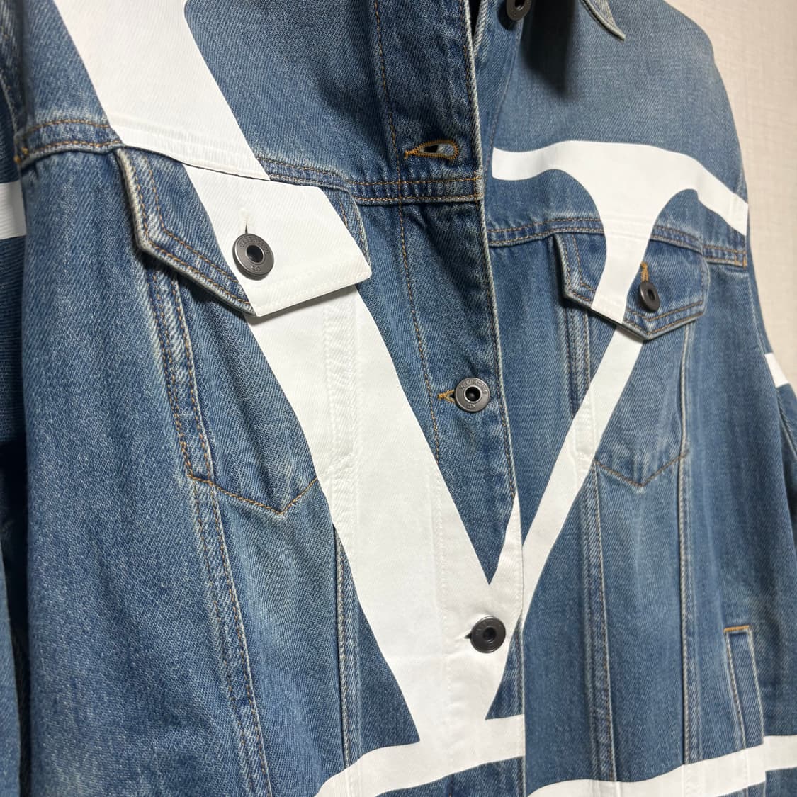 [38/백화점판/새상품급] 발렌티노 V로고 청자켓 상품이미지2