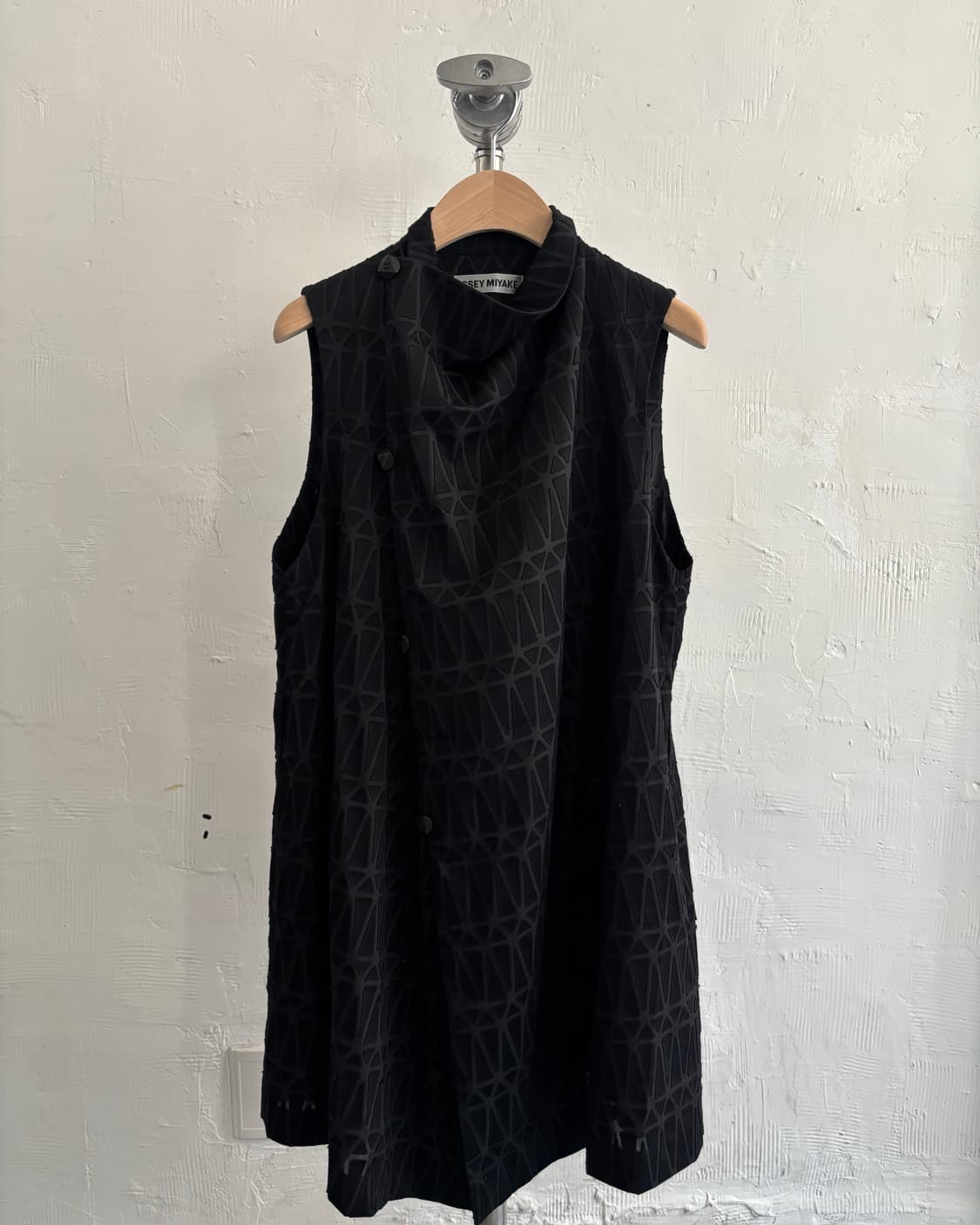 ISSEY MIYAKE 이세이 미야케 언발란스 드레이프 슬리브리스 원피스 상품이미지8