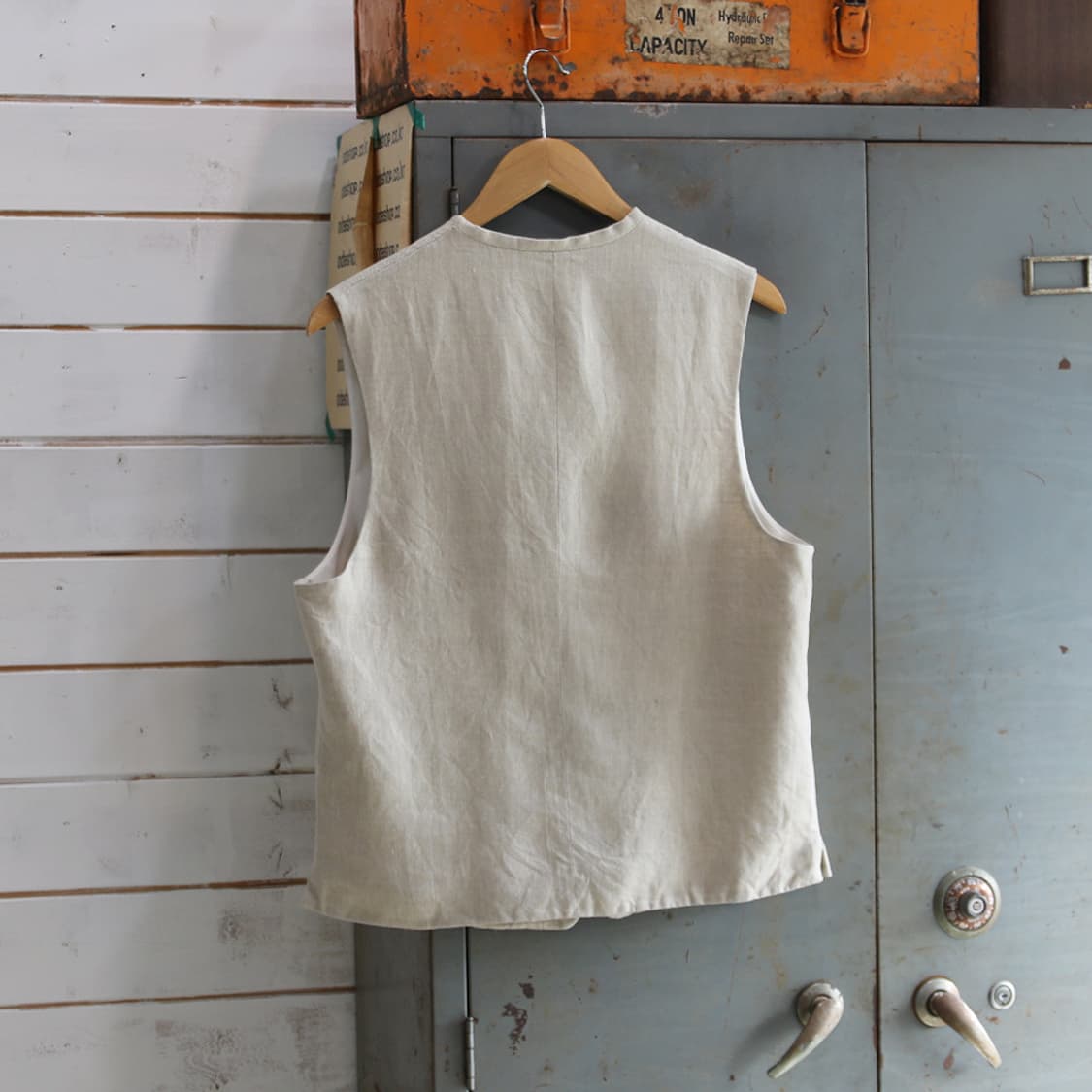 (착용컷) MULTI MIX 린넨 베스트 (남성용 100) 상품이미지2