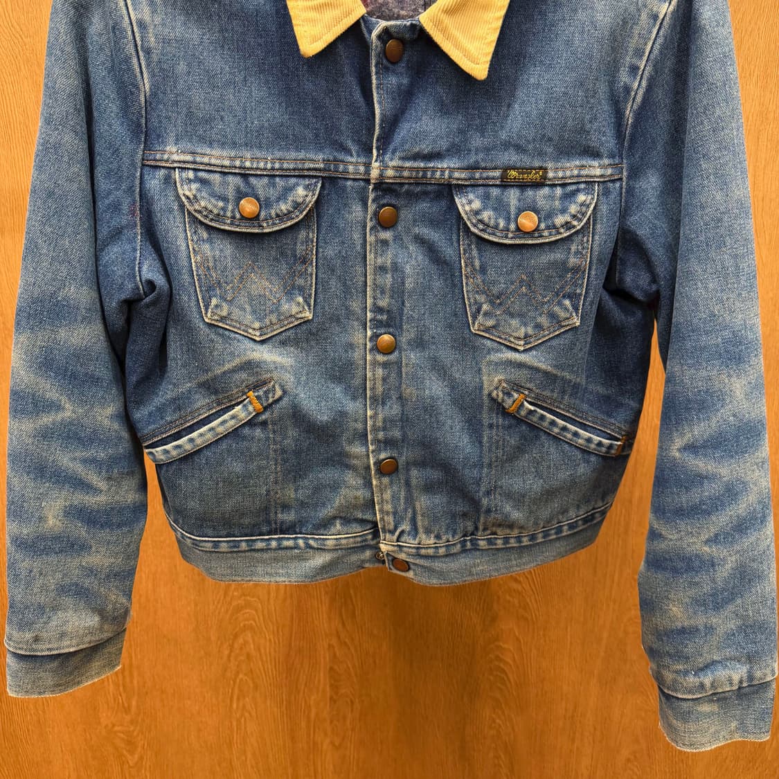 랭글러 데님 자켓 베이지 카라 배색 로고 탭 디테일 레귤러핏 블루 상품이미지5