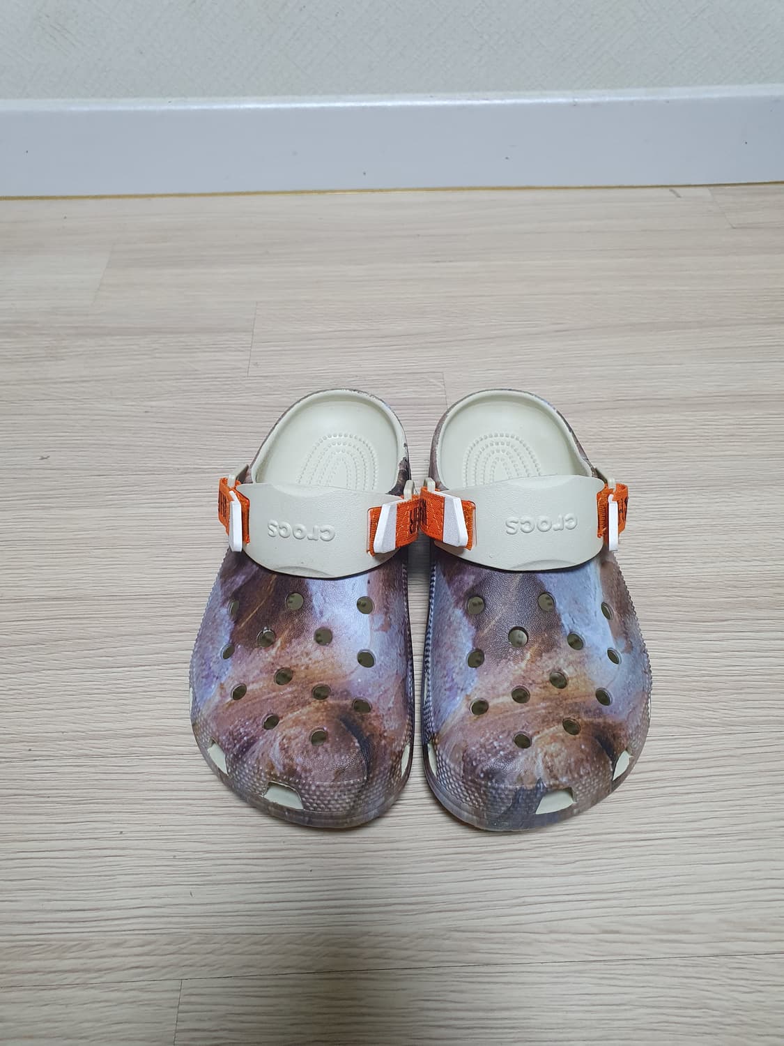 크록스 x WHR 클래식 클로그 슬리퍼 240 상품이미지3