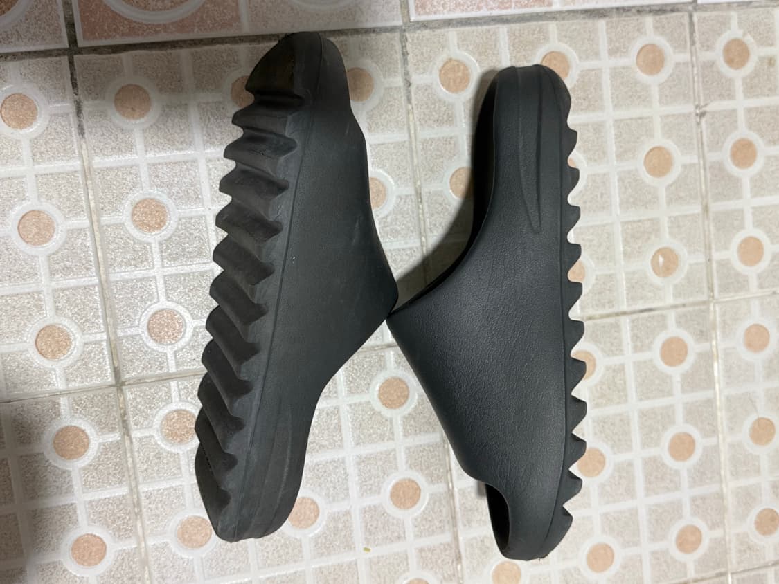 [275]아디다스 이지 슬라이드 다크 오닉스 2024 상품이미지4