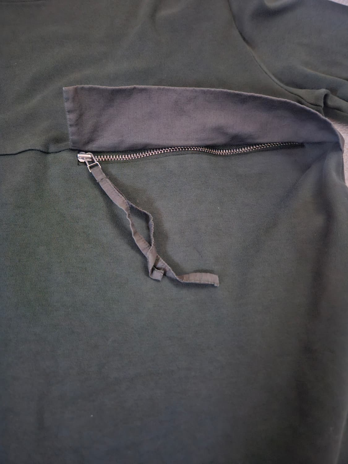 코스(COS) 지퍼포켓 티셔츠 딥카키 상품이미지4