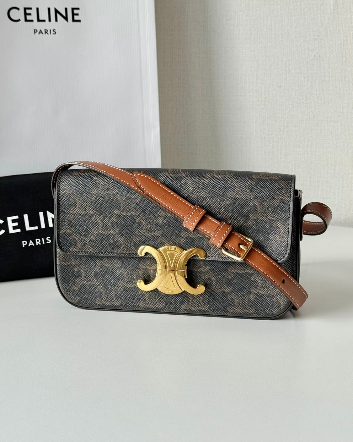 셀린느 클로드 숄더백 트리옹프 탄 상품이미지2