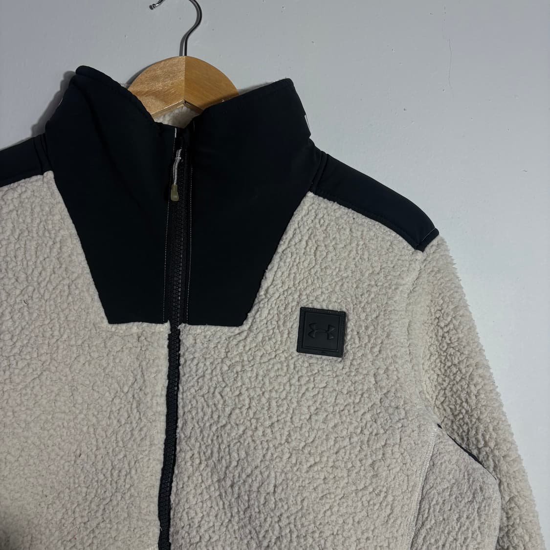 언더아머 오프화이트&블랙 배색 보아 플리스 패딩 집업 자켓 (무료배송) 상품이미지3