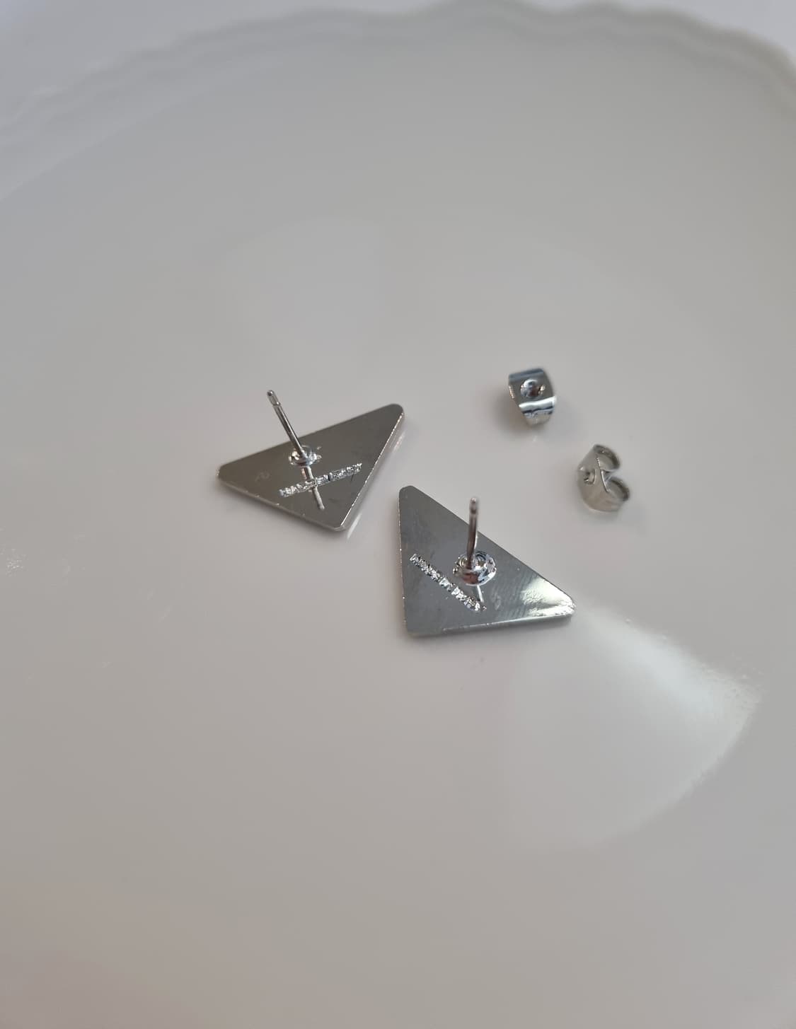 프라다 업사이클링 삼각로고 미니 귀걸이 화이트 상품이미지5