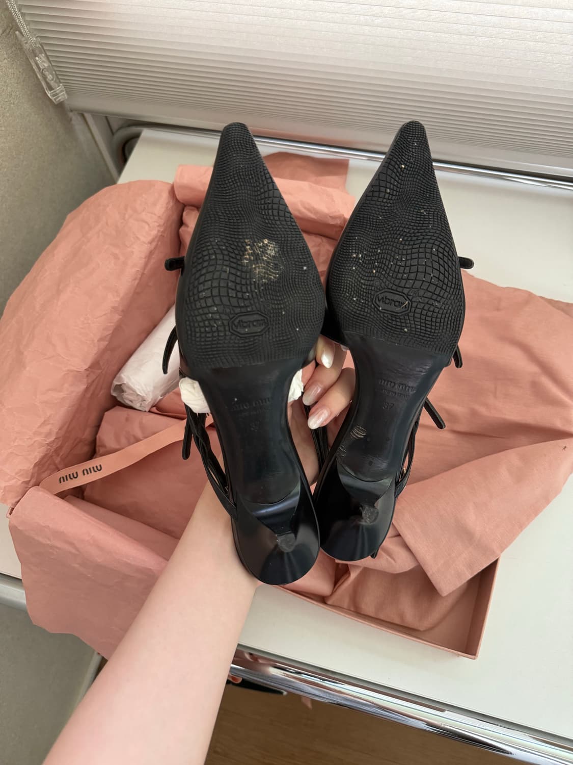 Miumiu 페이턴트 브러쉬드 레더 슬링백 상품이미지10