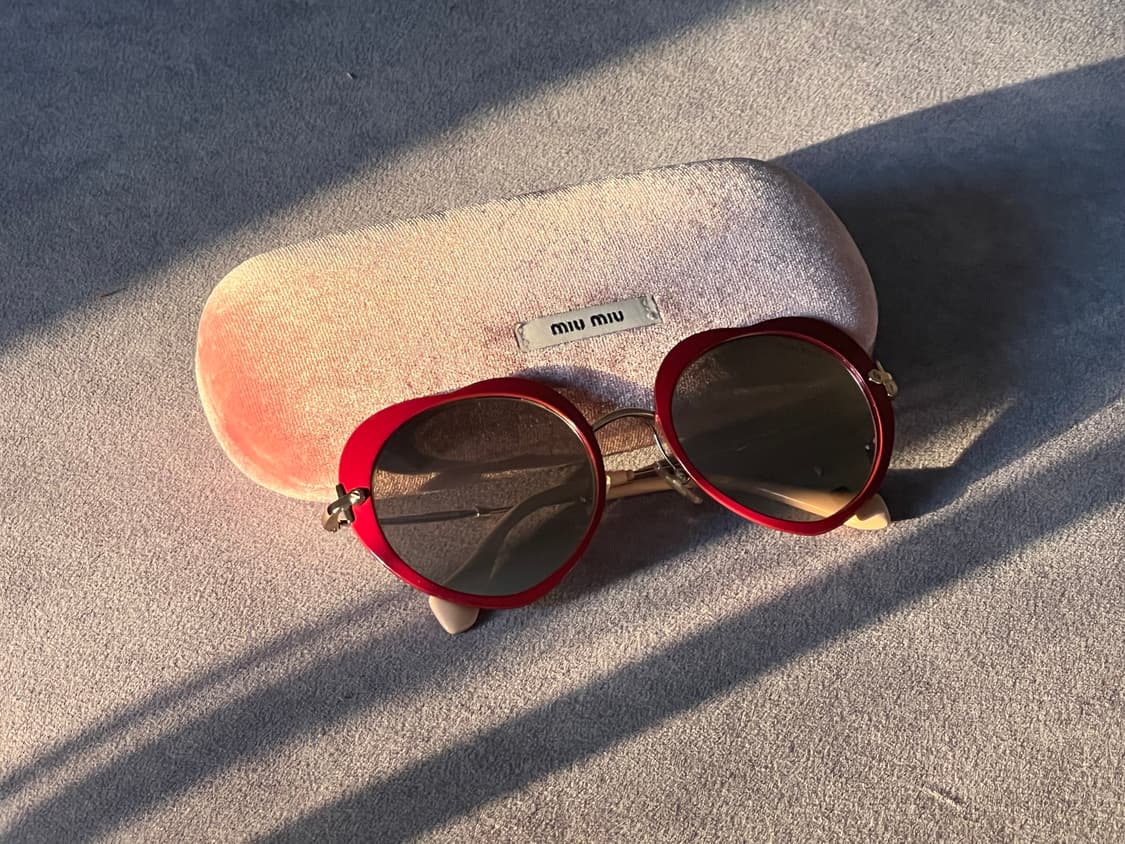 미우미우 레드 하트 선글라스  상품이미지1