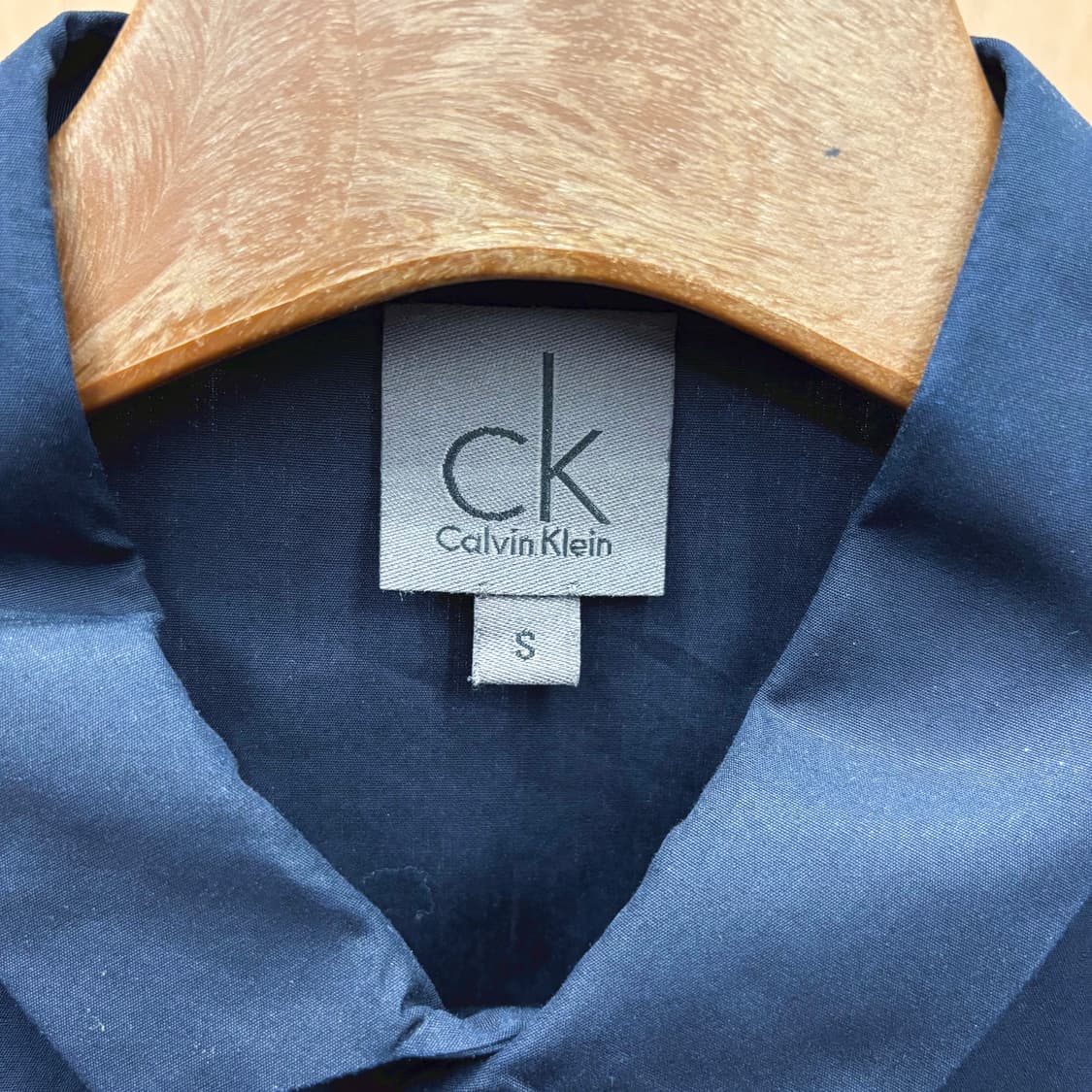 캘빈클라인 베이직 긴팔 셔츠 미니멀 플레인 버튼 커프스 디테일 네이비 상품이미지6