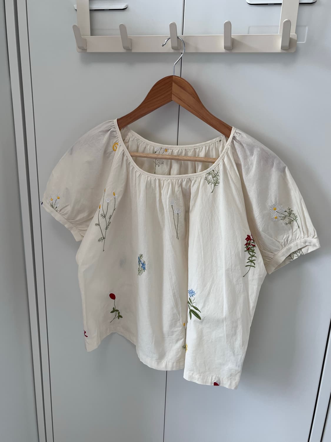 Colorer 꽃 자수 아이보리 반팔 블라우스 상품이미지1