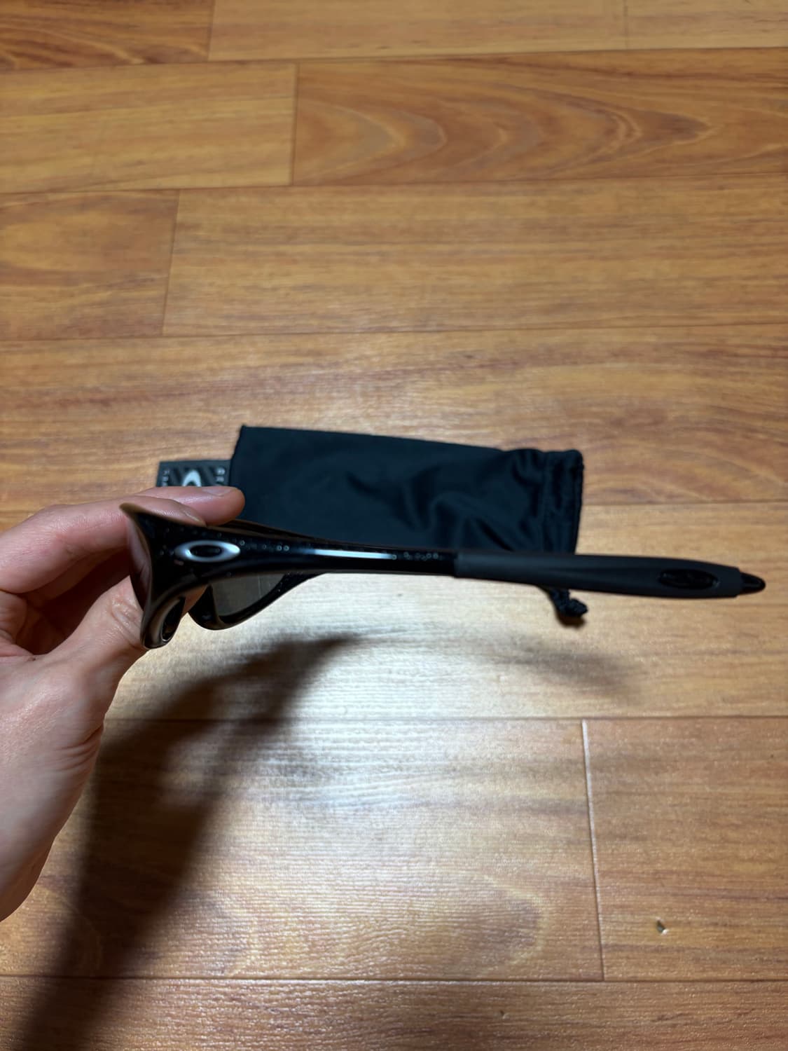 오클리 미뉴트 1.0 메탈릭블랙 상품이미지5