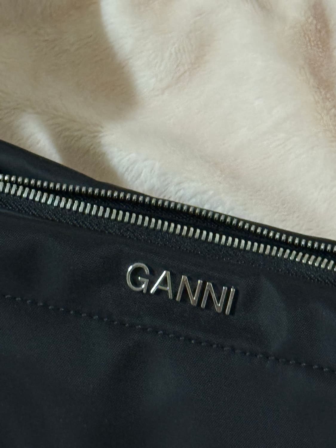 ganni 필로우 바게트백 블랙 상품이미지3