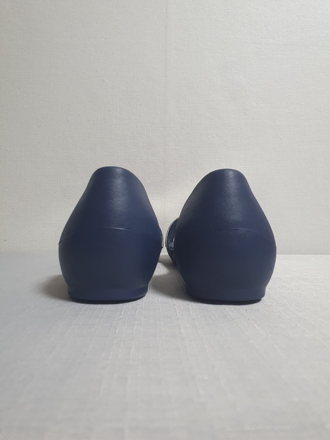 250mm 크록스 리나 엠벨리쉬드 도르세이 네이비 플랫 샌들  W8 상품이미지8