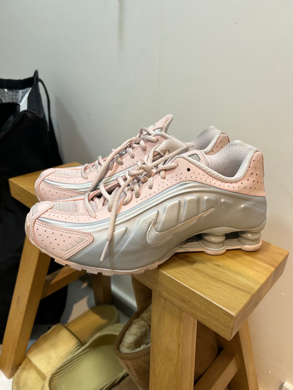 나이키 샥스 R4 베얼리 로즈 메탈릭 플래티넘 255 상품이미지1