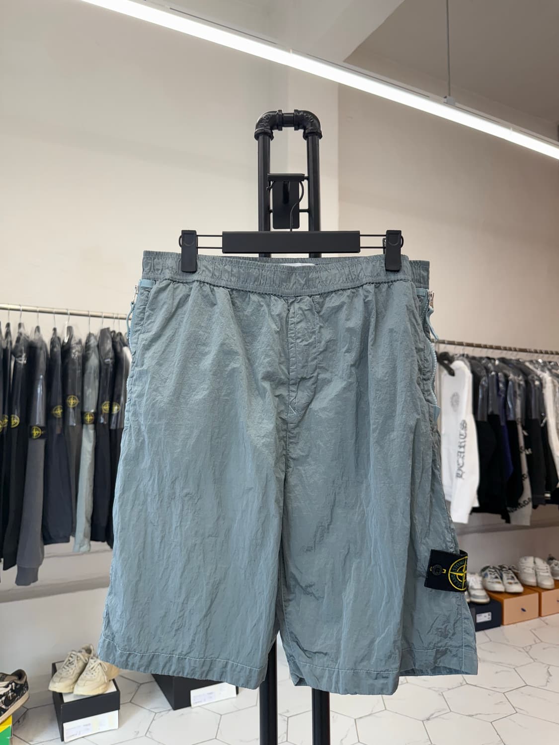 [W34 / CO] 스톤아일랜드 나일론 메탈 버뮤다 팬츠 상품이미지1