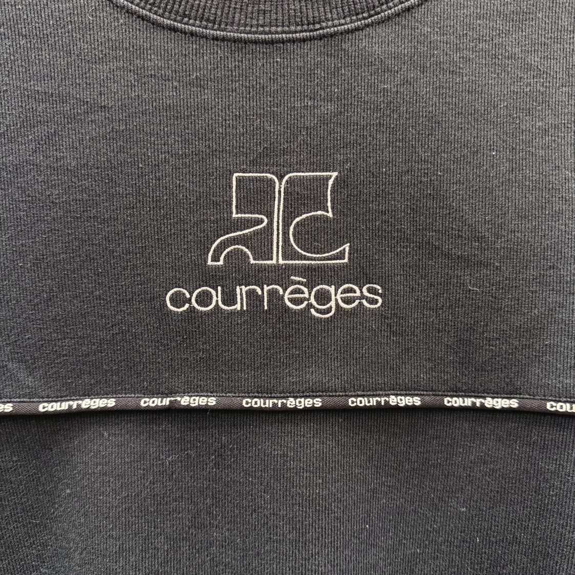 꾸레쥬 시그니처 로고 프린팅 맨투맨 스웻셔츠 배색 라인 블랙 상품이미지6