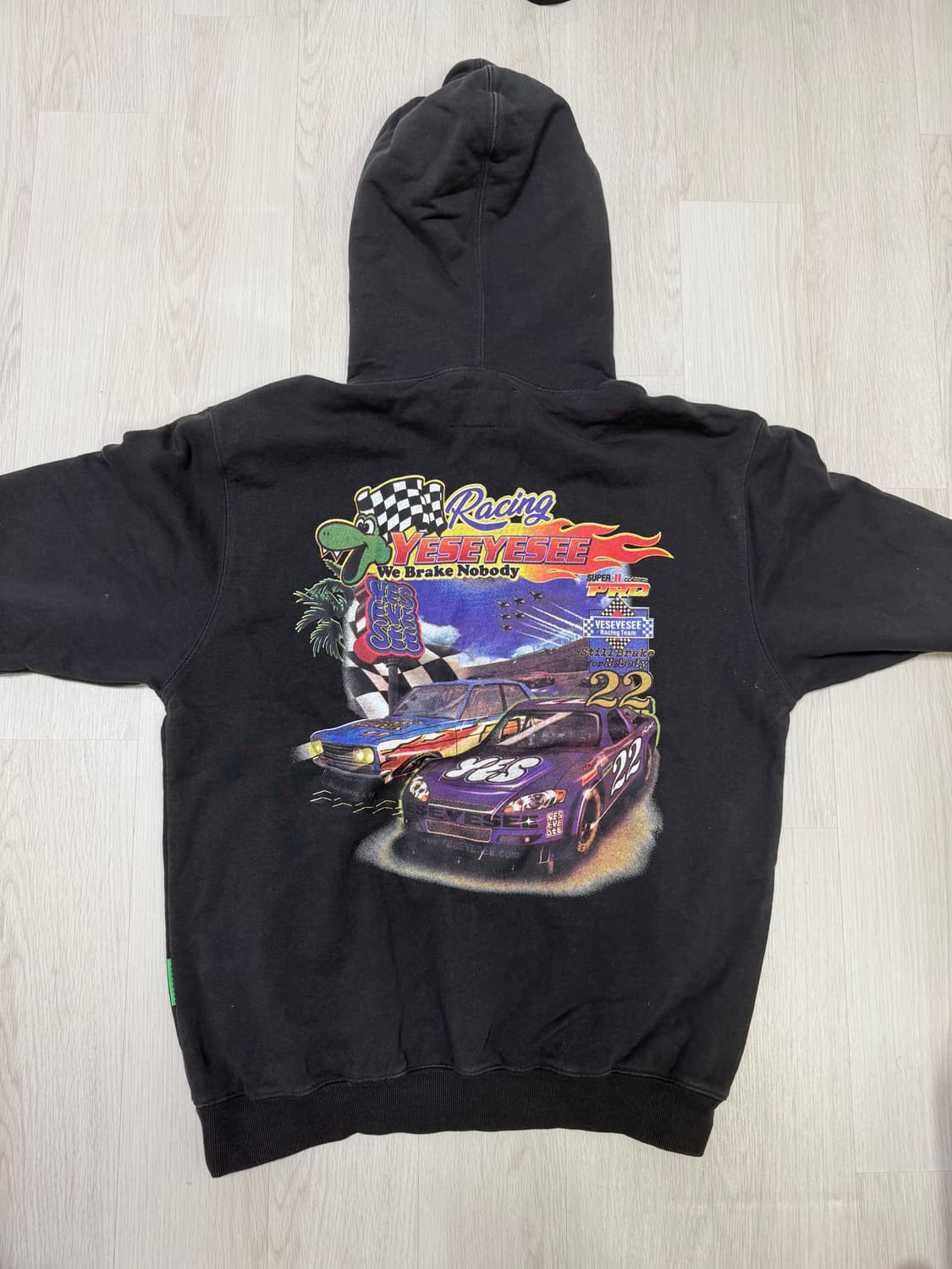 예스아이씨 레이싱 그래픽 빅로고 박시핏 후드티 티셔츠 그레이 상품이미지3