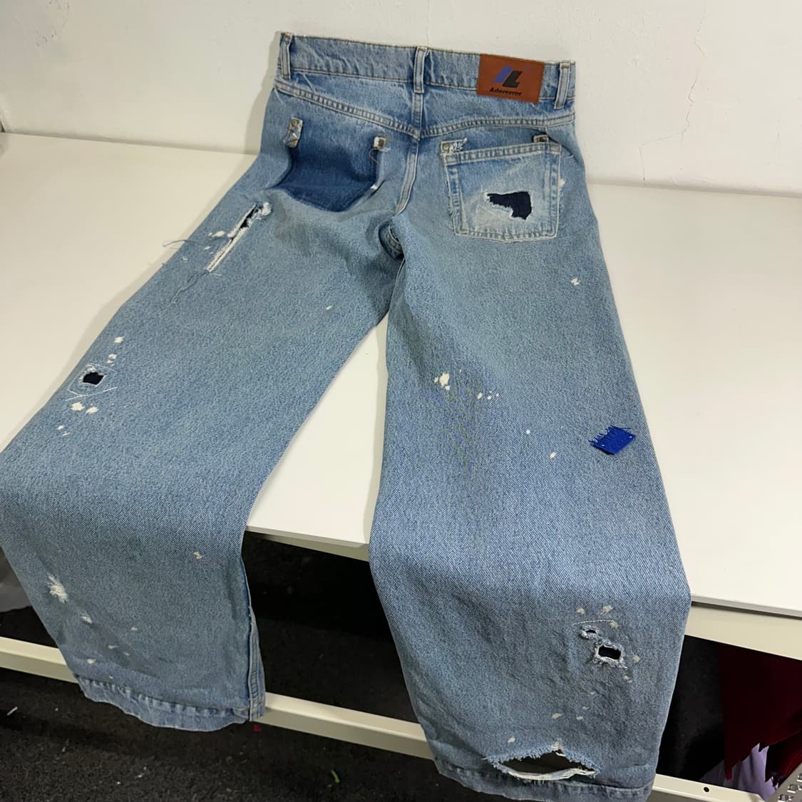 34 아더에러 X 자라 자더에러 연청 패치워크 디스트로이드 데님팬츠 상품이미지6