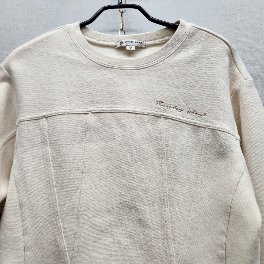 써스데이아일랜드 로고자수 맨투맨 S(S) 상품이미지2