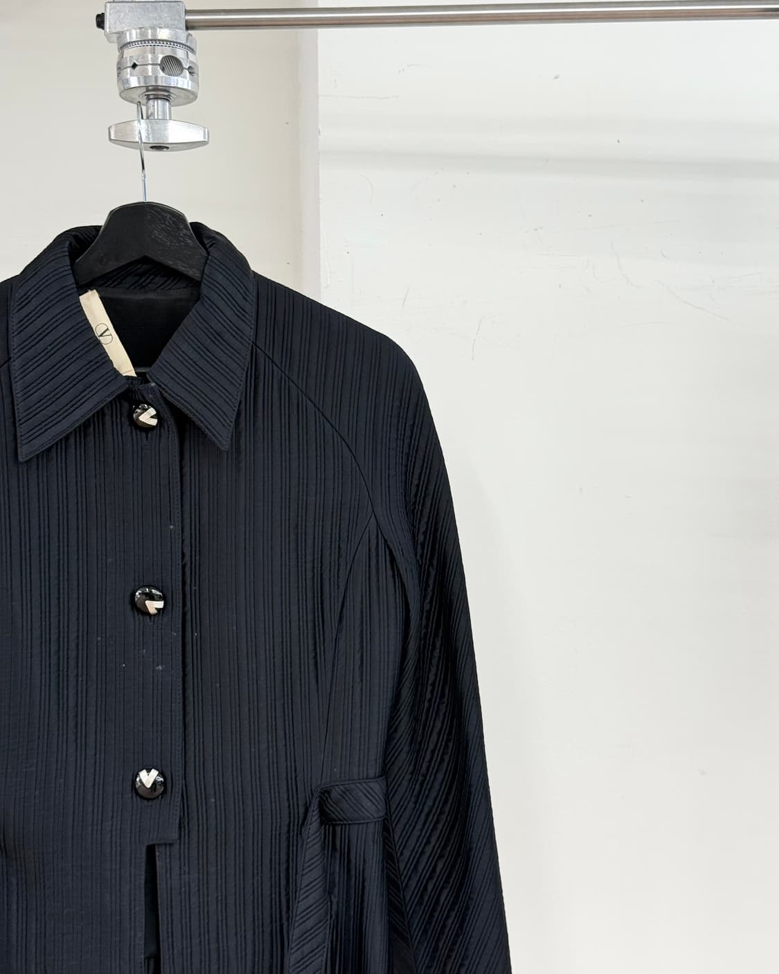  발렌티노 블랙 플리티드 자켓 상품이미지4