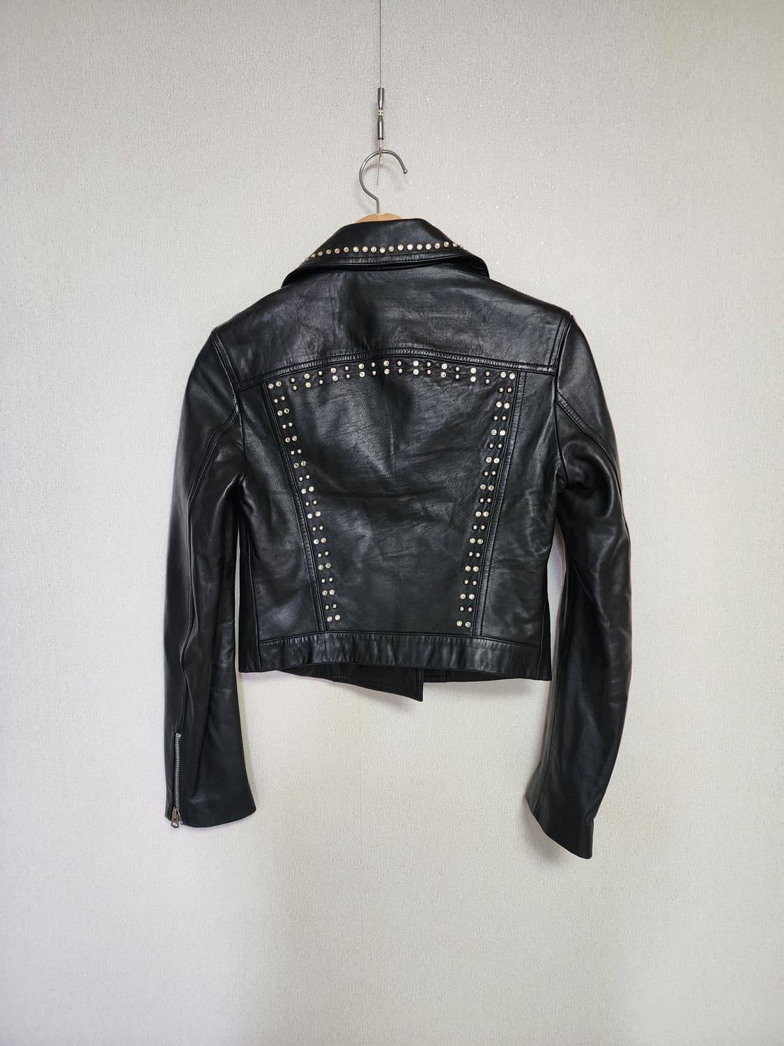 시슬리 블랙 스터드 양가죽 라이더 자켓 상품이미지3