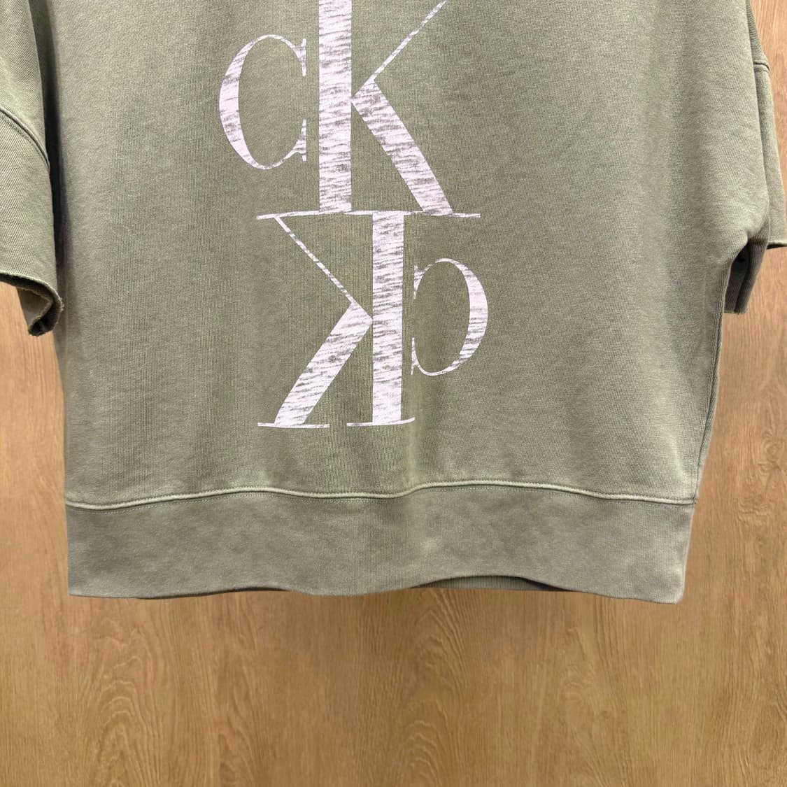캘빈클라인 진스 크롭 반팔 맨두맨 CK 로고 프린트 디테일 카키 상품이미지5