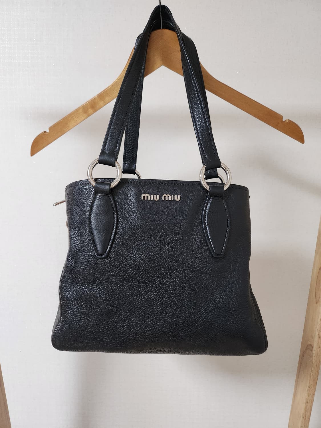미우미우 블랙 가죽 토트백 정품 상품이미지3