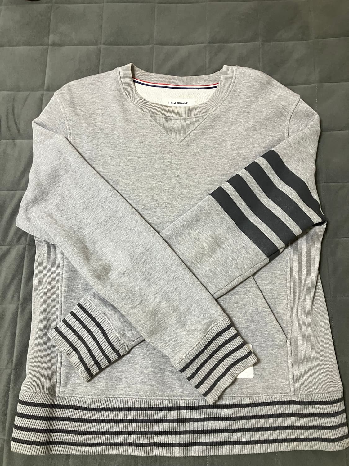 톰브라운 맨투맨 상품이미지1