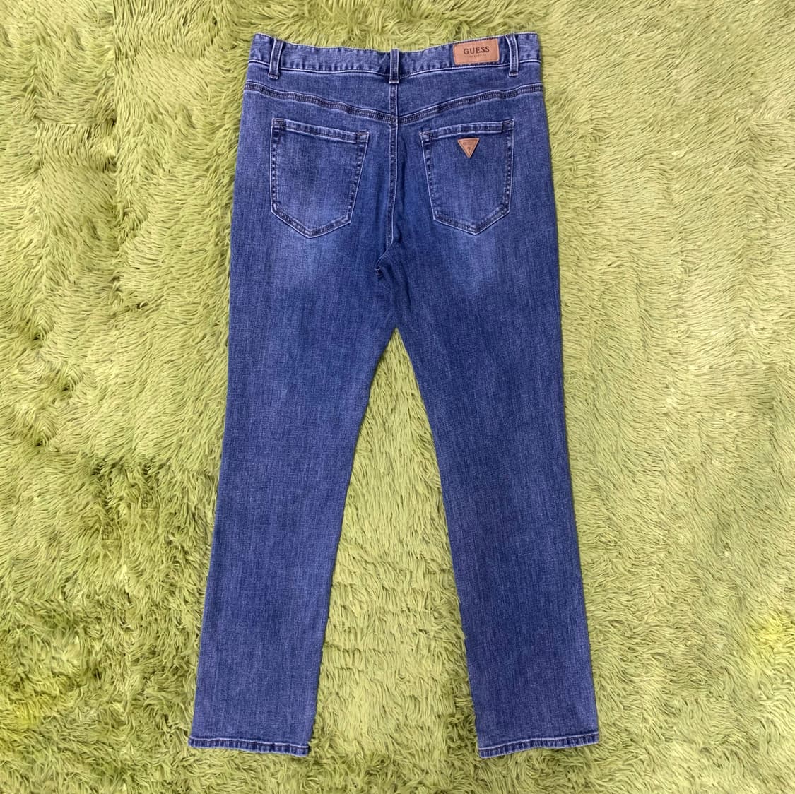 [35] 게스 로고 레더탭 테이퍼드핏 데님팬츠 상품이미지2