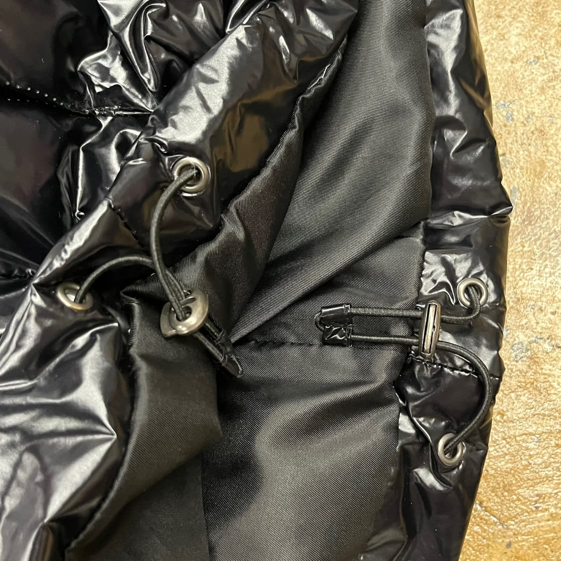 마뗑킴 유광 블랙 네이비 디테일 숏패딩  상품이미지8