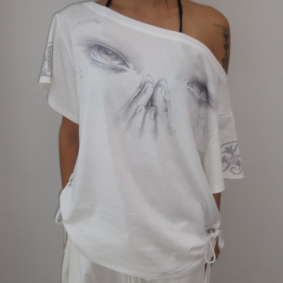 begbegbeg 백백백 오너먼트 비즈 아일렛 원숄더 반팔 티셔츠 상품이미지4