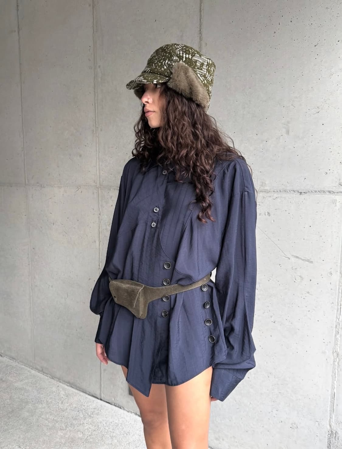 미스치프 CURVED PLACKET SHIRT_NAVY 상품이미지2