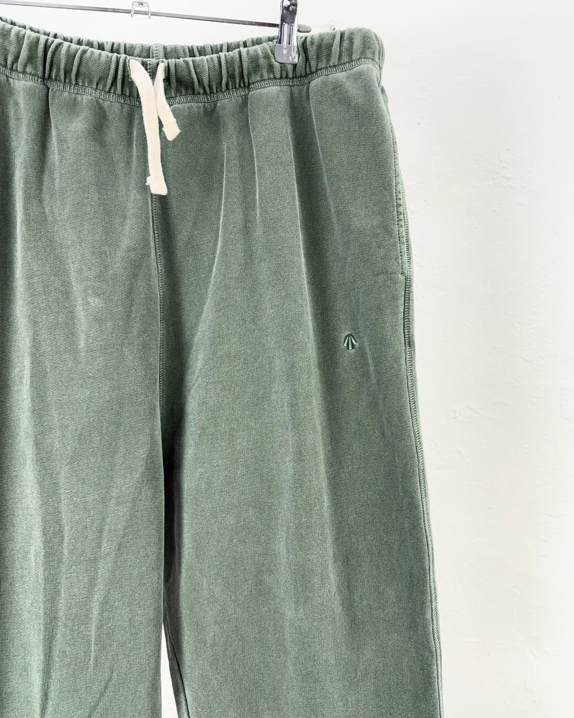 나이젤 카본 피그먼트 다잉 아미 애로우 로고 스웨트 조거 팬츠 상품이미지3