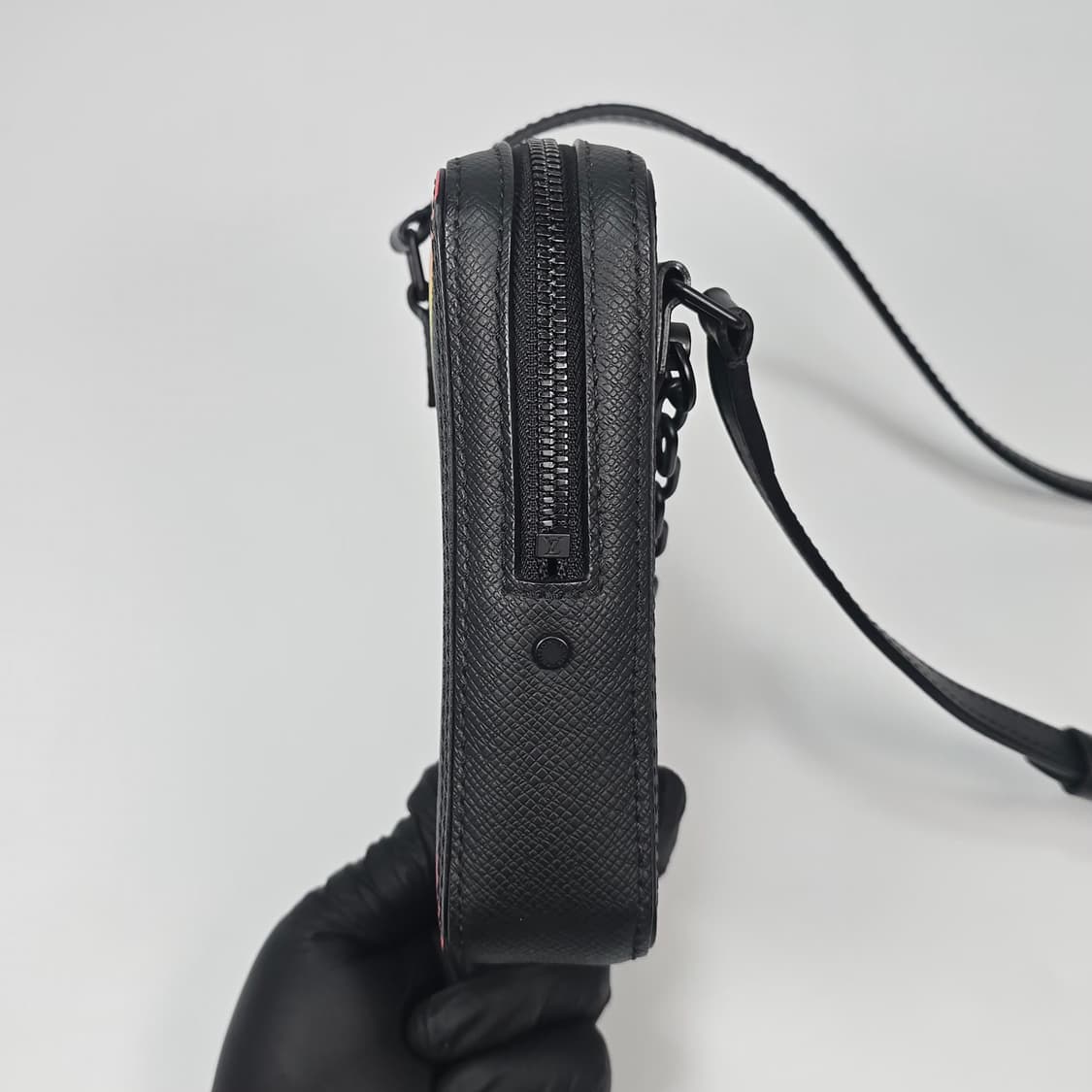 루이비통 타이가 레더 레인보우 다뉴브 크로스백 상품이미지5