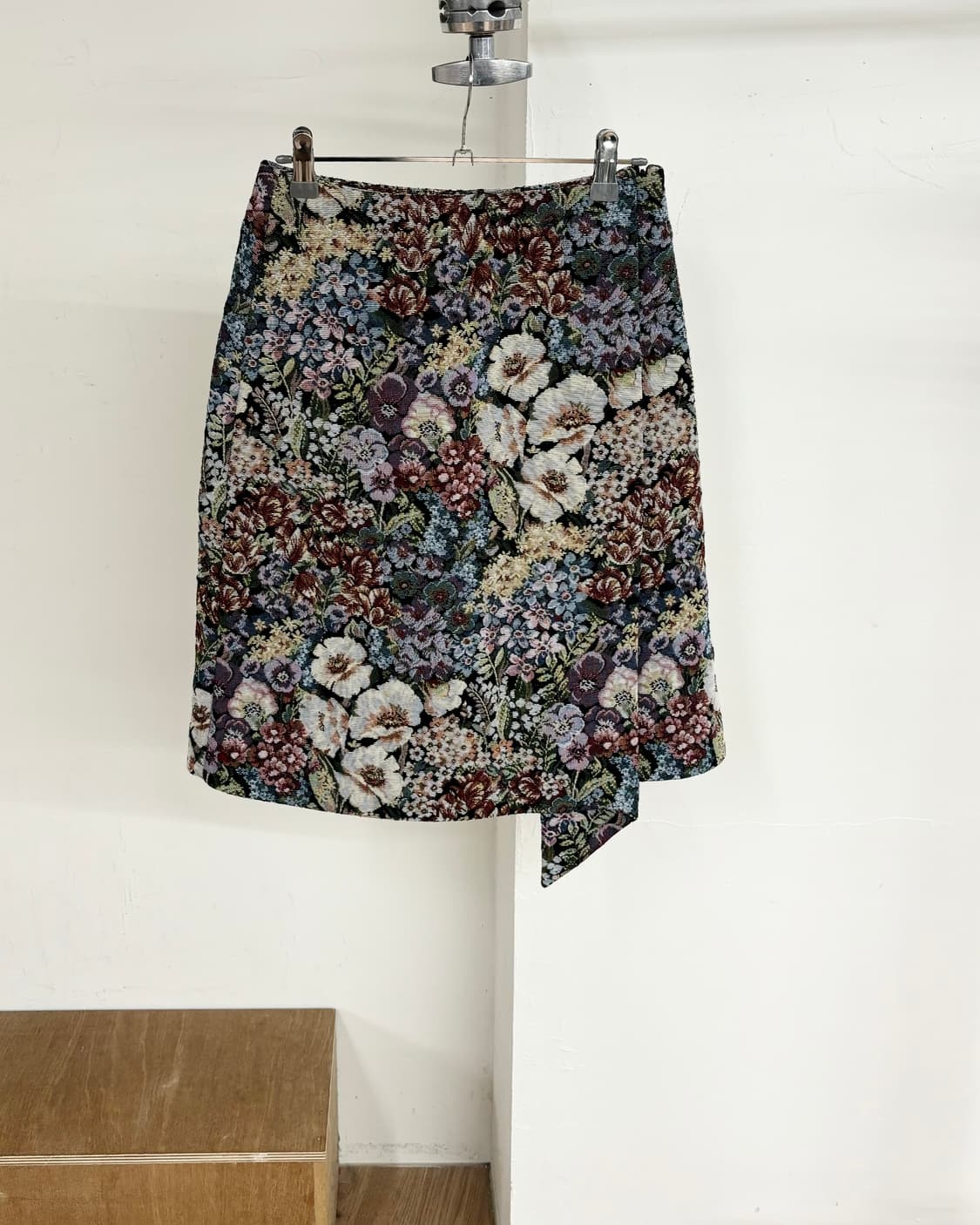 슈슈통 플라워 자카드 미디 스커트 상품이미지1