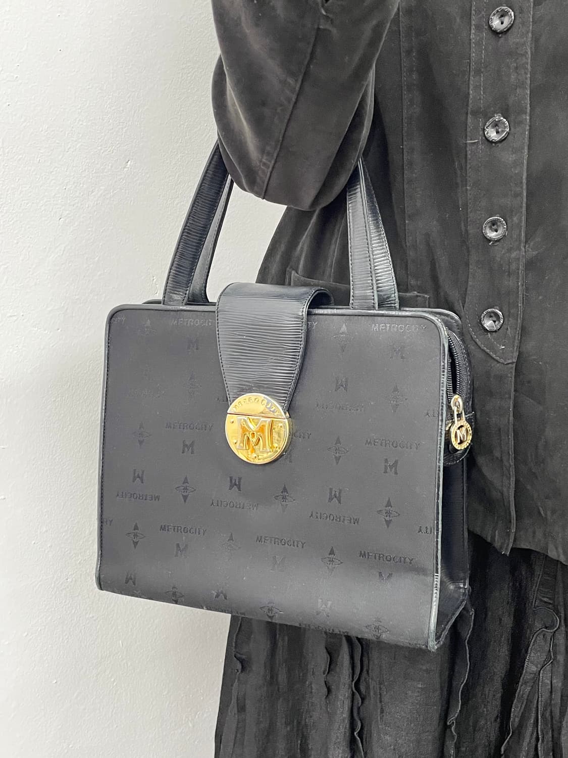 메트로시티 로고 금장 토트백 상품이미지2