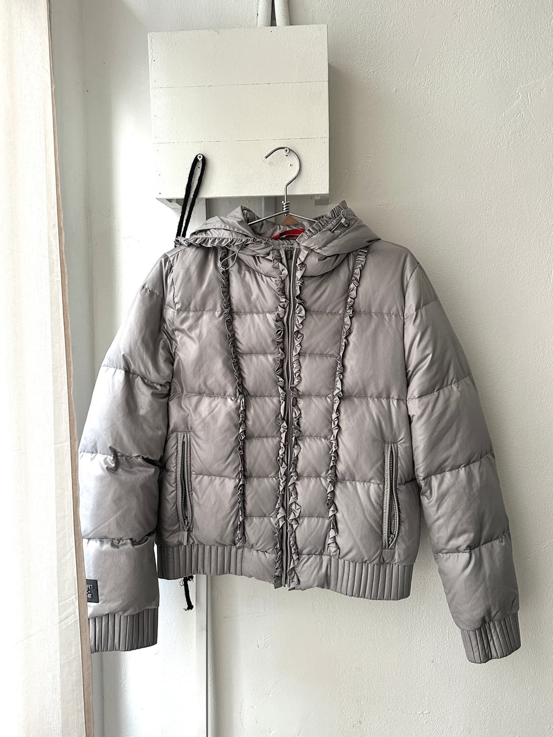 [MAX&Co.] 막스앤코 러플 디테일 실버 구스다운 패딩 상품이미지1