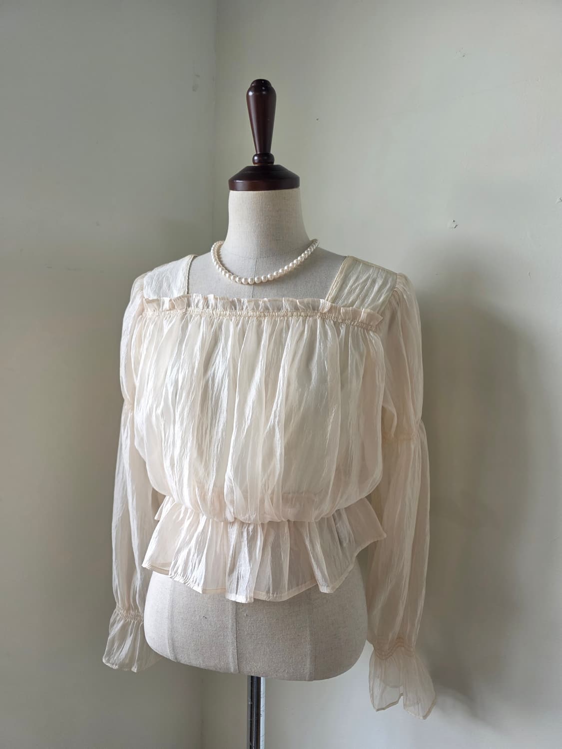 쉬폰 시스루 프릴 셔링 블라우스 상품이미지2