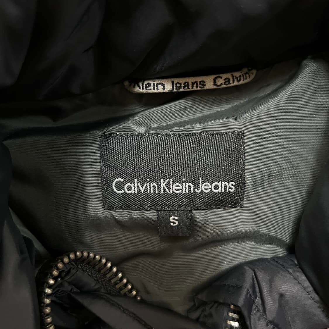 캘빈클라인 진스 여성 덕다운 로고 프린팅 패딩 점퍼 [블랙] S/90 상품이미지5