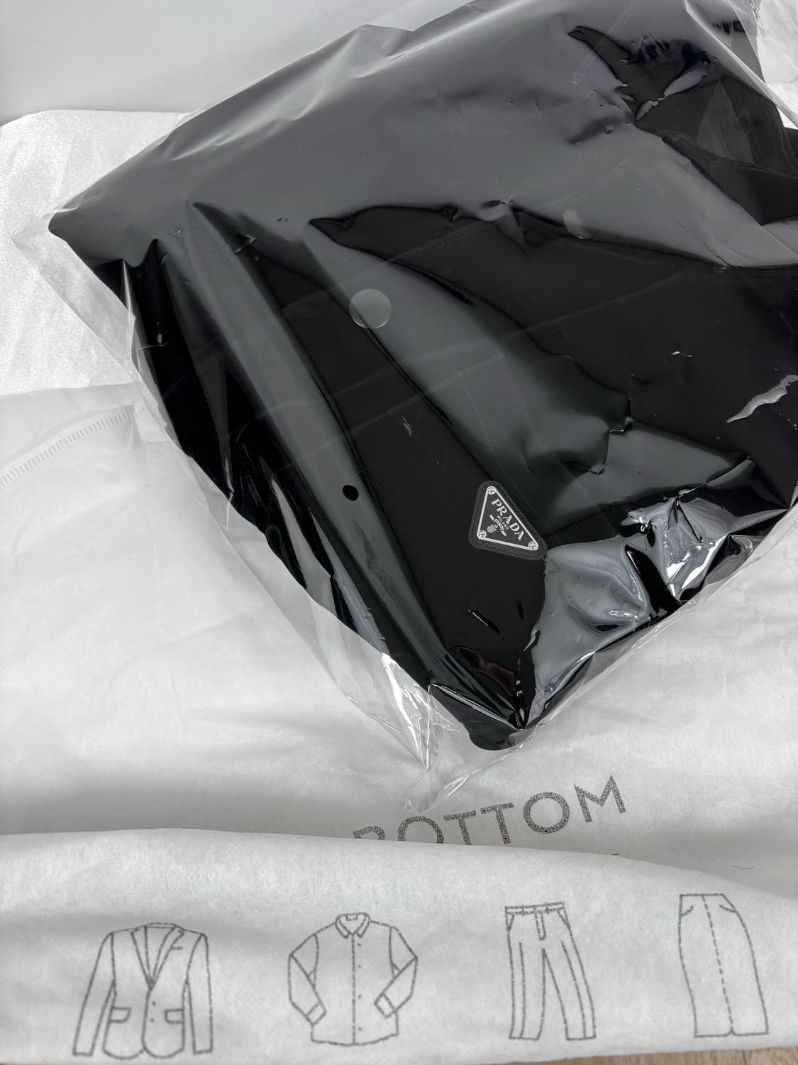 (24SS)프라다 삼각로고 블랙 벨벳 셔츠 상품이미지8