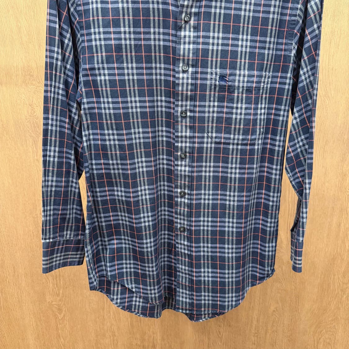 버버리 런던 코튼 긴팔 셔츠 체크 패턴 포켓 로고 자수 디테일 딥 네이비 상품이미지5