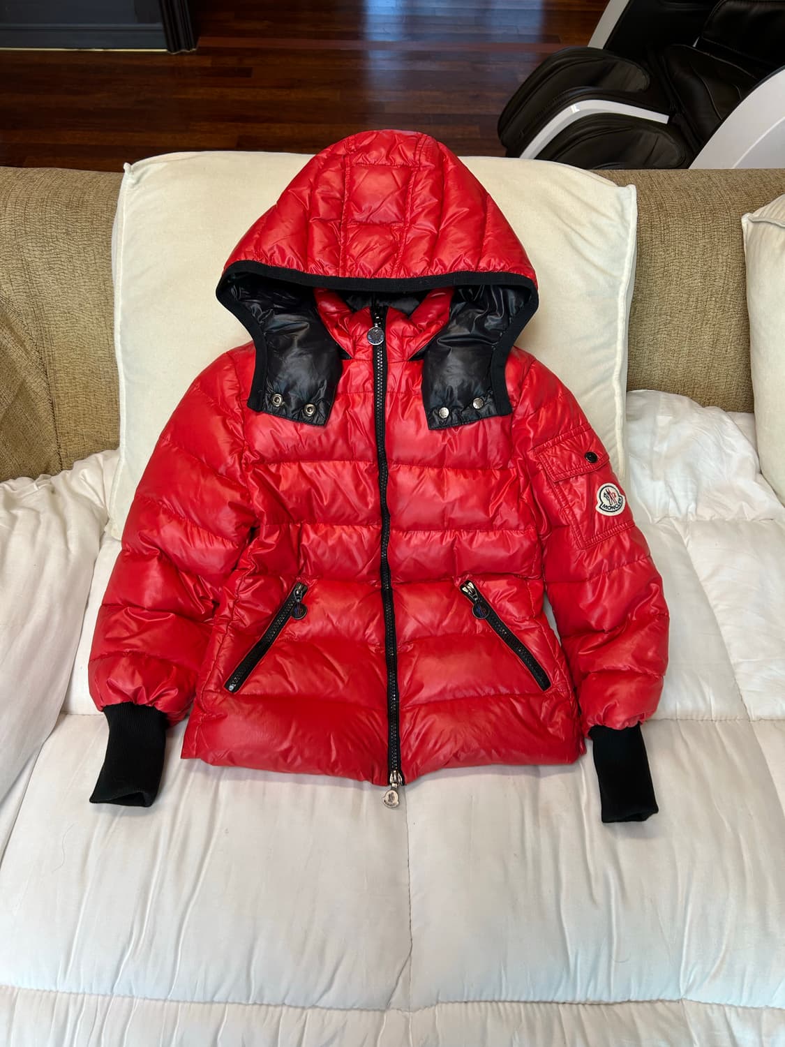 몽클레어 키즈 레드 유광 후드 다운패딩(8세/128cm) 상품이미지2