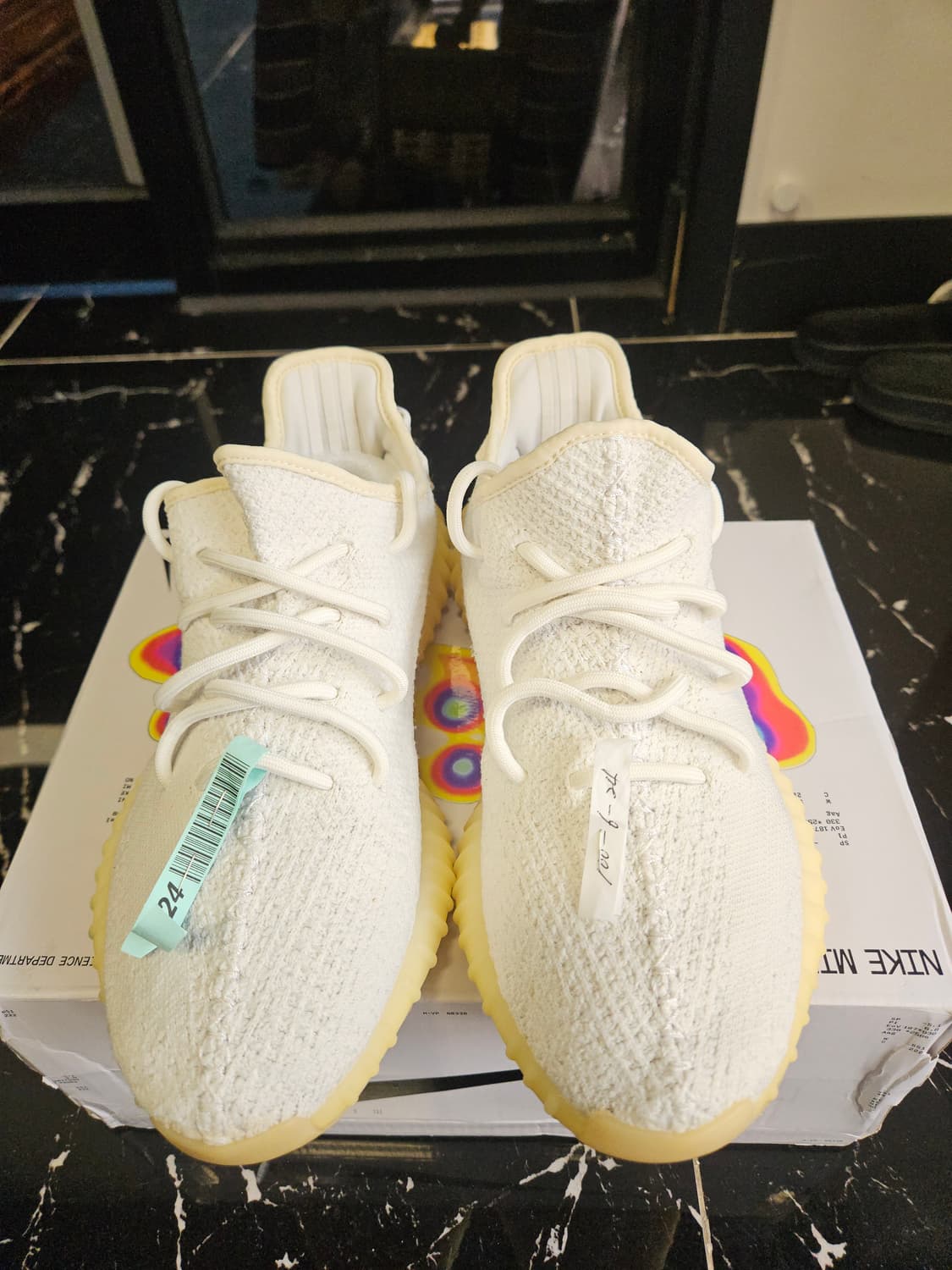 이지부스트350 크림화이트 상품이미지1