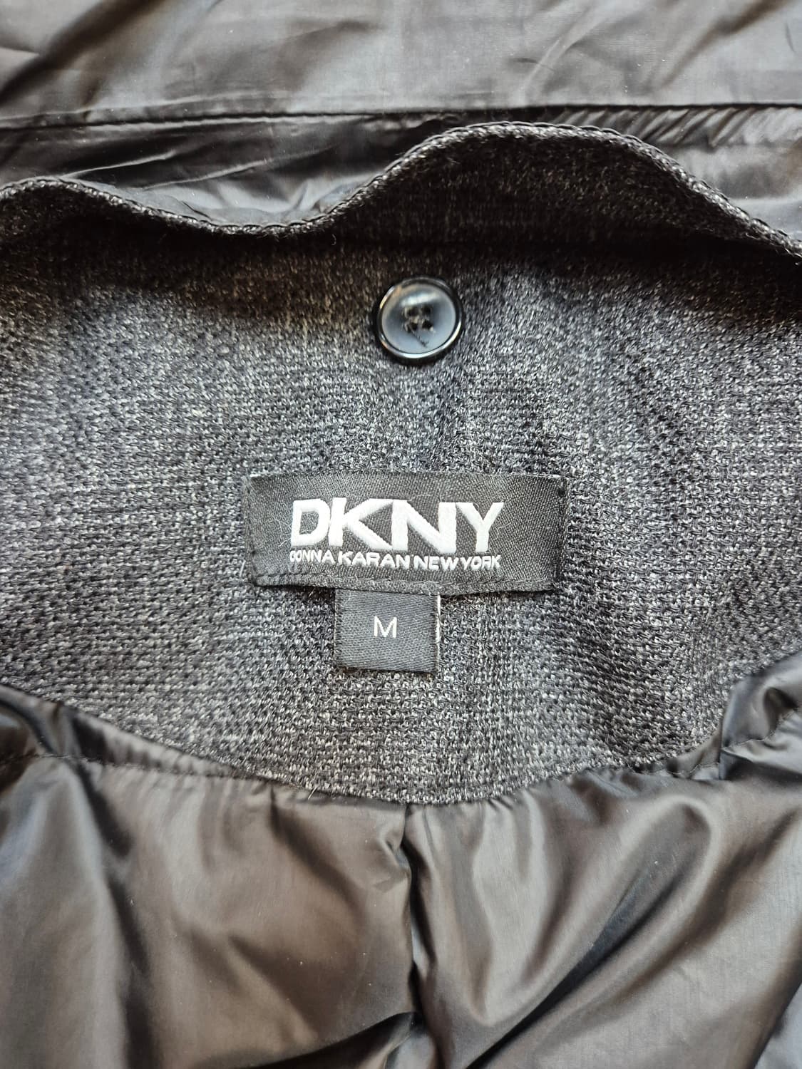DKNY 남성 자켓 M사이즈 판매합니다. 모 99% 재질이라 고급스럽고  상품이미지3