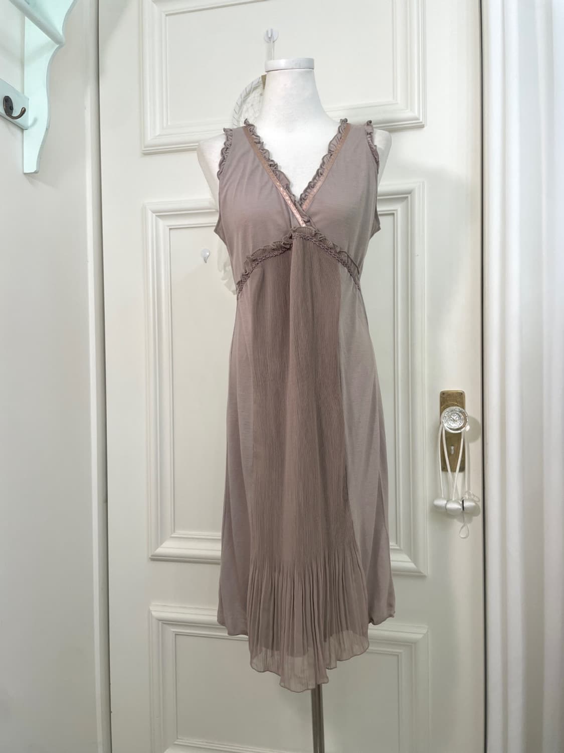 dark beige cotton pleats v-neck summer o 상품이미지1