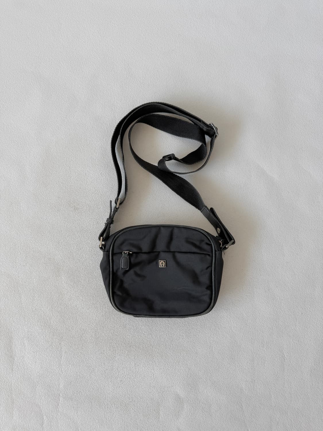 아이그너(Aigner) 나일론&레더 미니 크로스백 상품이미지1