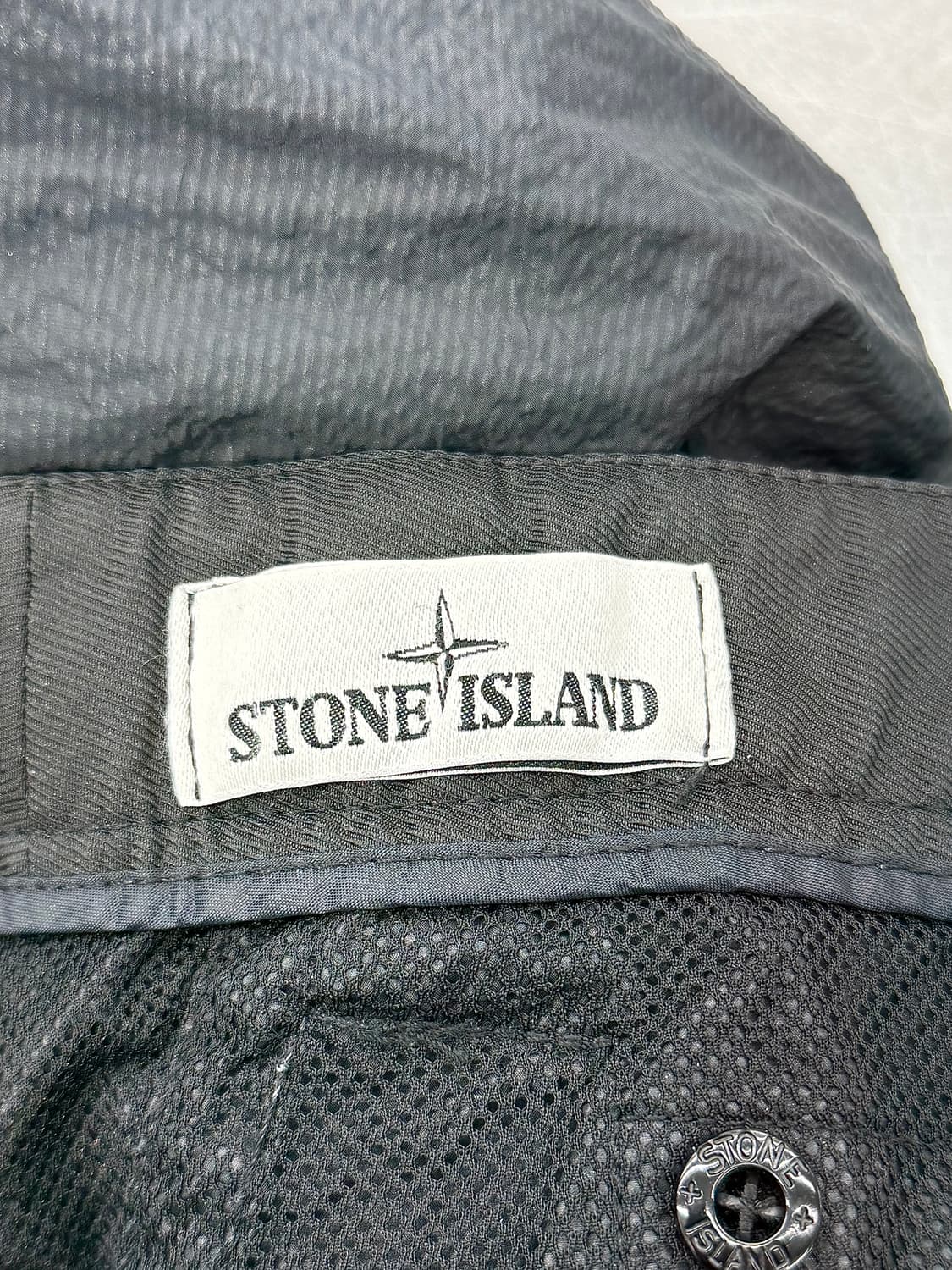 스톤아일랜드 20ss 블랙 나일론 메탈 시어서커 카고 팬츠 상품이미지8