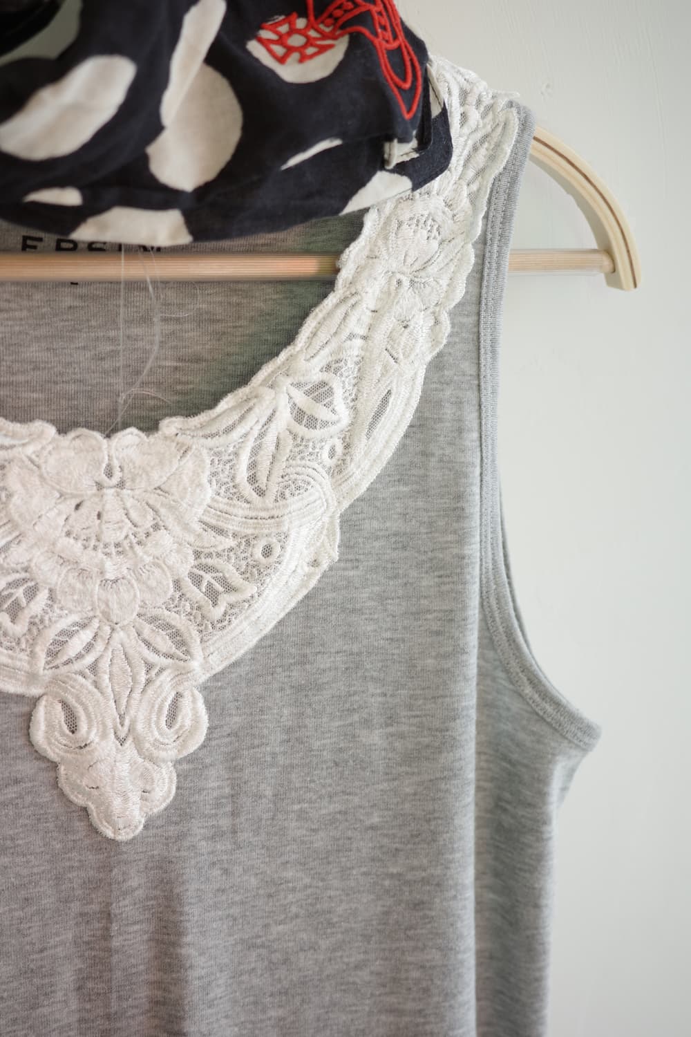 LEPSIM 
• 그레이 자수 슬리브리스 상품이미지4