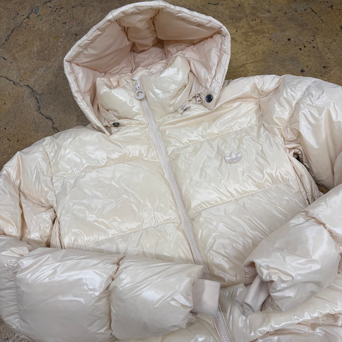 아디다스 크림 화이트 유광 패딩  상품이미지1