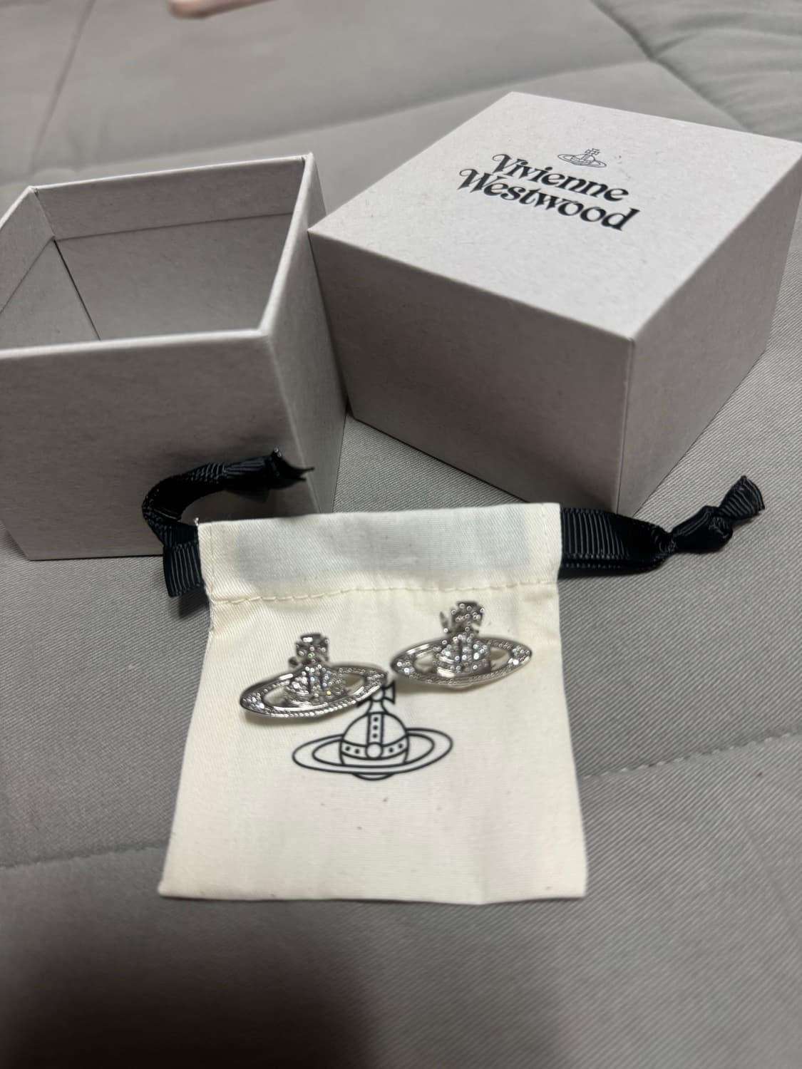 정품_ 미사용 비비안 웨스트 우드 미니 바스 릴리프 귀걸이  상품이미지2